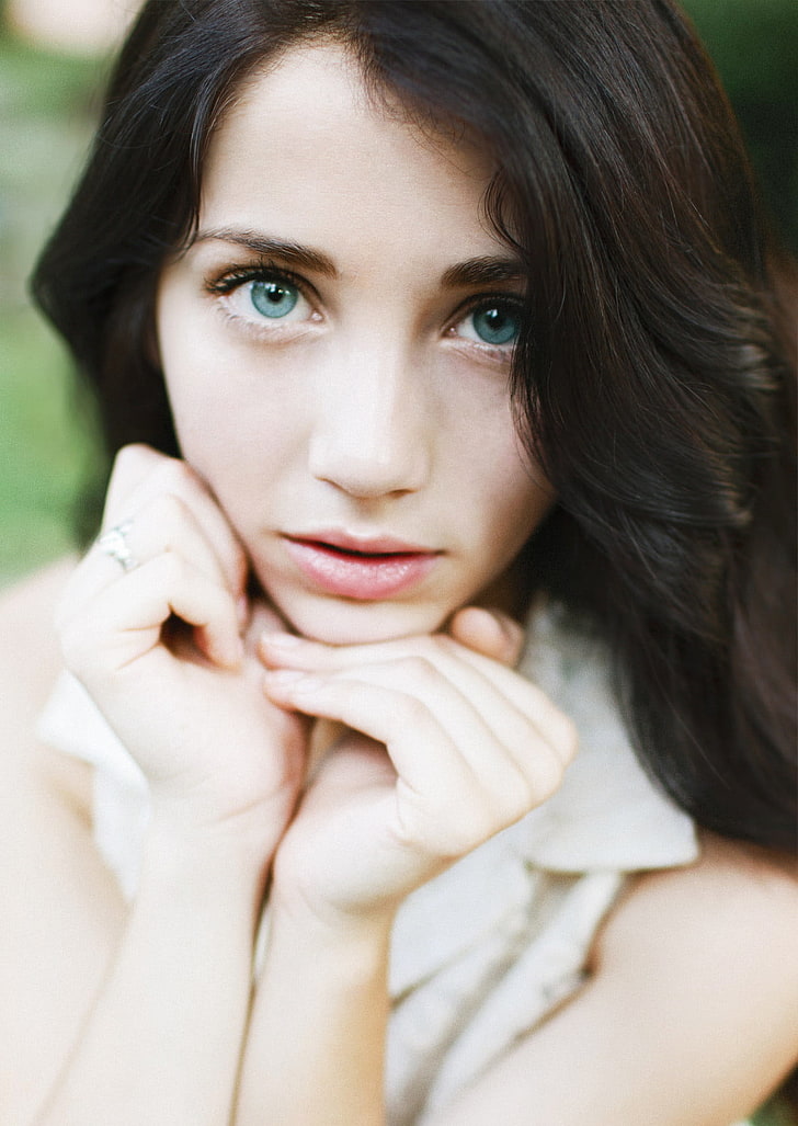 Emily Rudd, Face, Blue Eyes, Brunette, Women, Hands - Emily Rudd Green Eyes - HD Wallpaper 