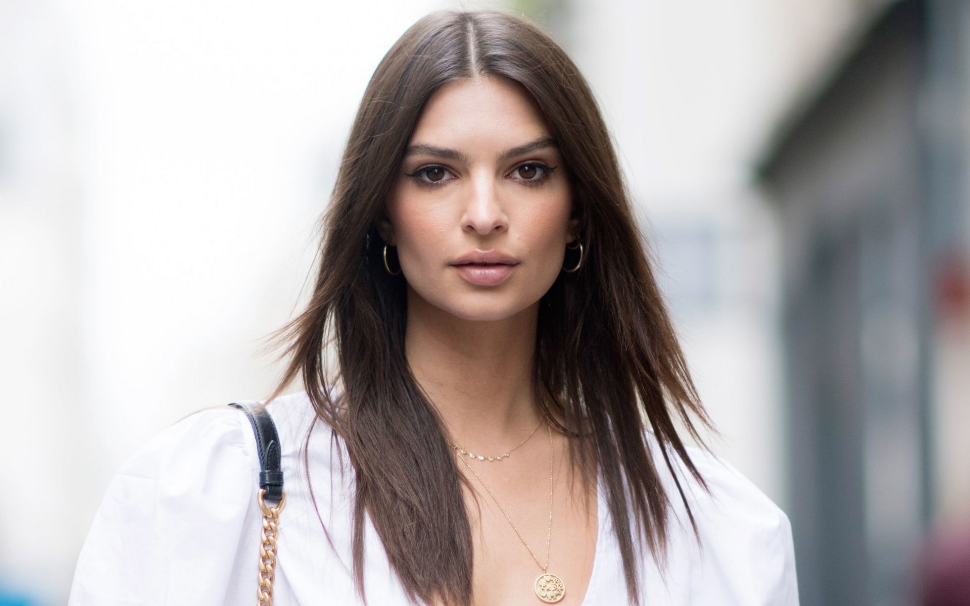 Wallpaper Of Actress, American, Brunette, Emily Ratajkowski - Emily Ratajkowski Bangs Paris - HD Wallpaper 