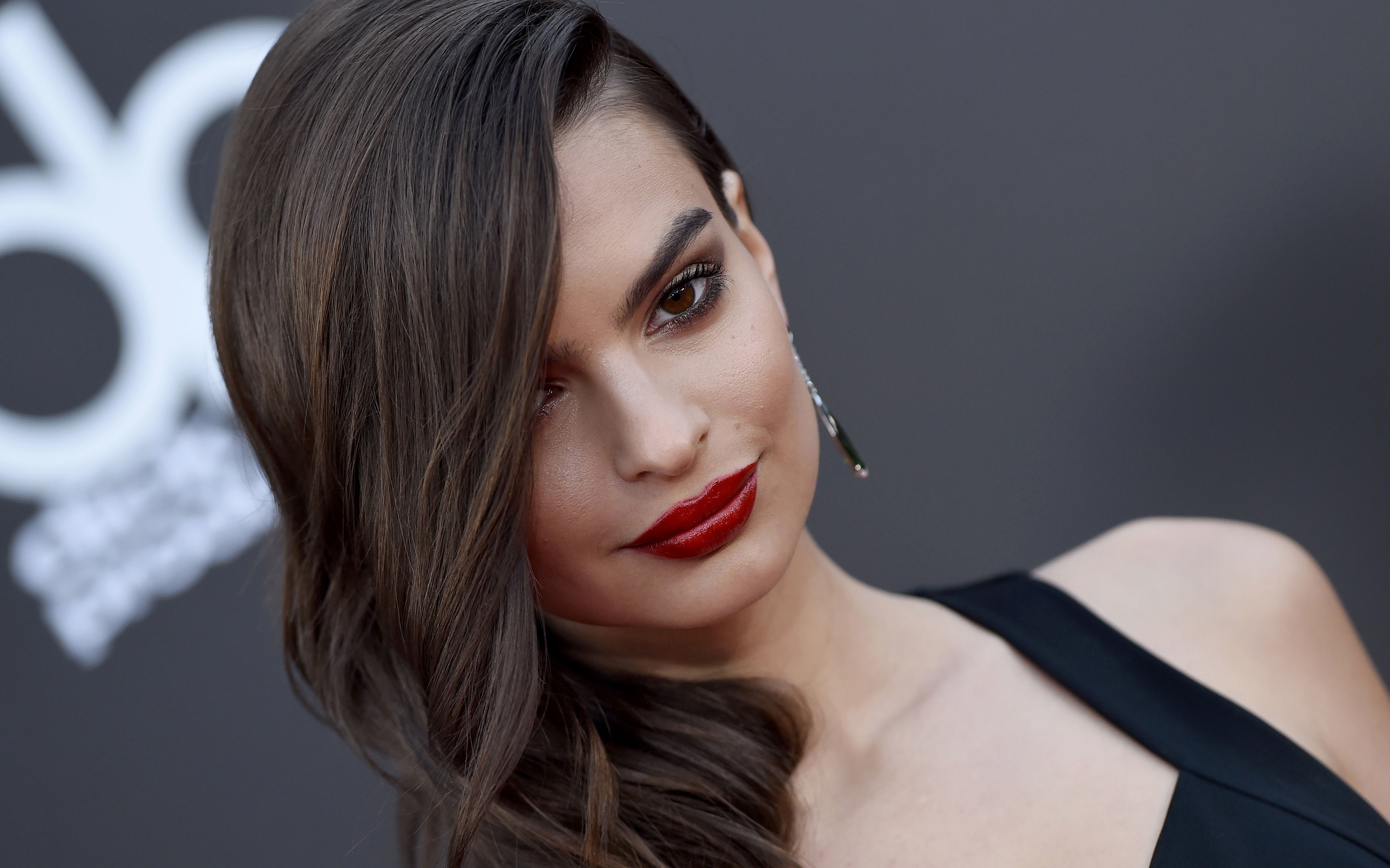 Emily Ratajkowski - HD Wallpaper 