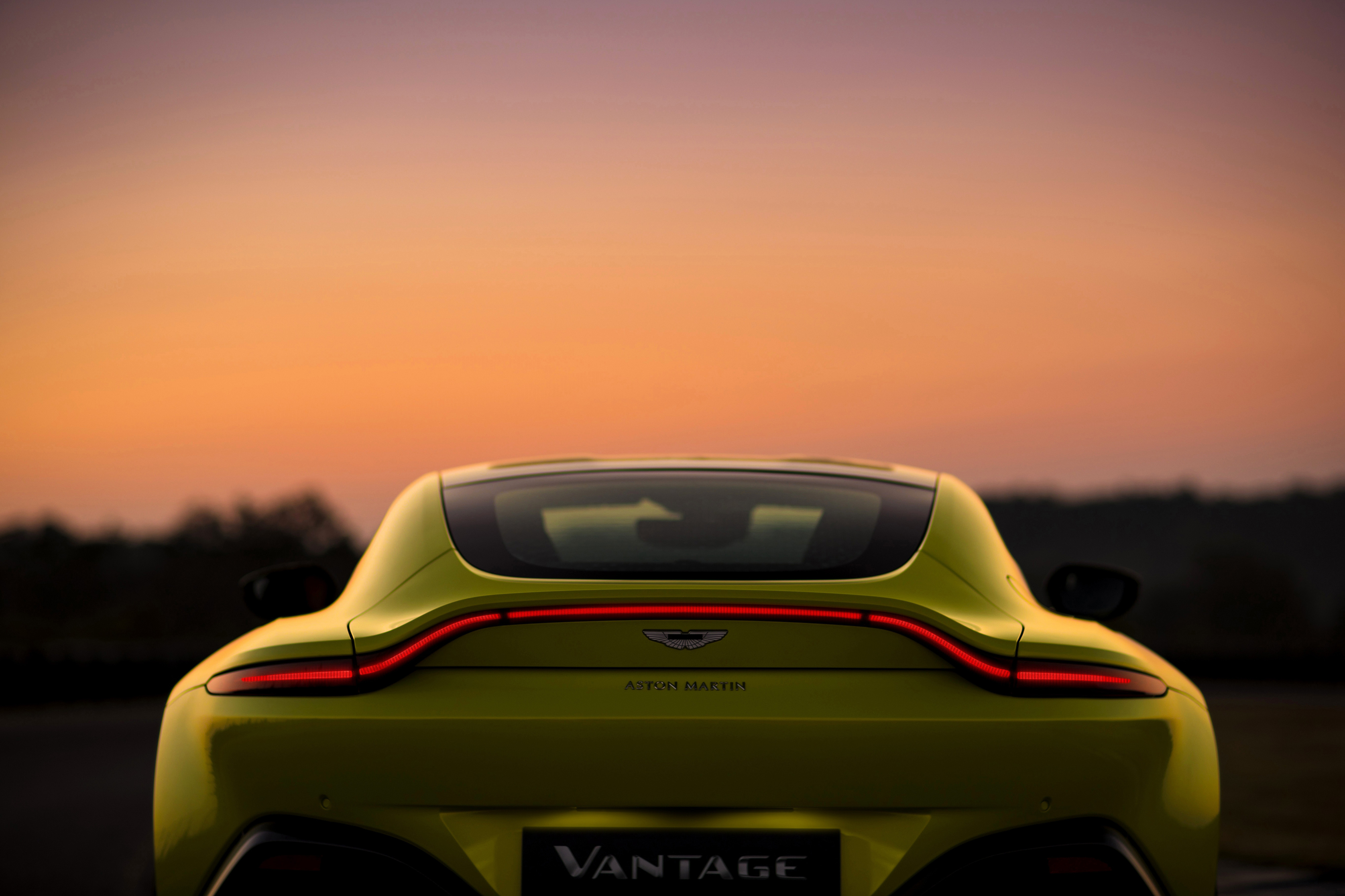 Aston Martin Vantage Background 4096x2731 Wallpaper Teahub Io