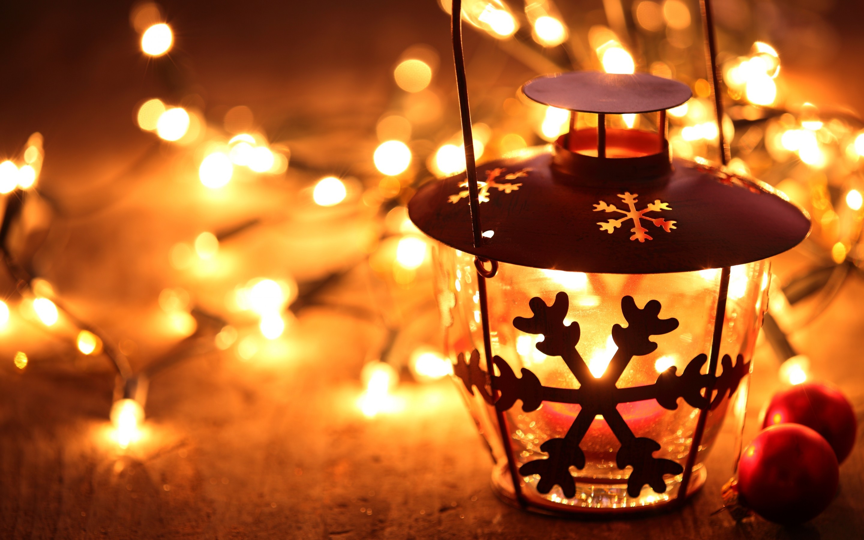 2880x1800, Snowflake Lantern On Wooden Floor With Yellow - Christmas Lights - HD Wallpaper 