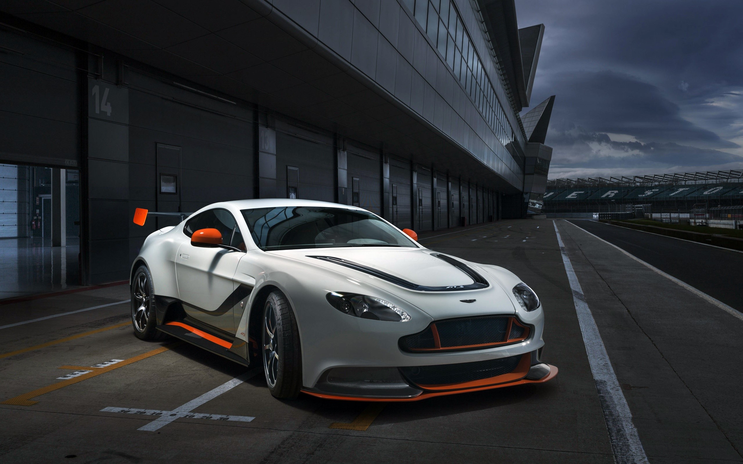 Aston Martin Vantage Gt12 - HD Wallpaper 