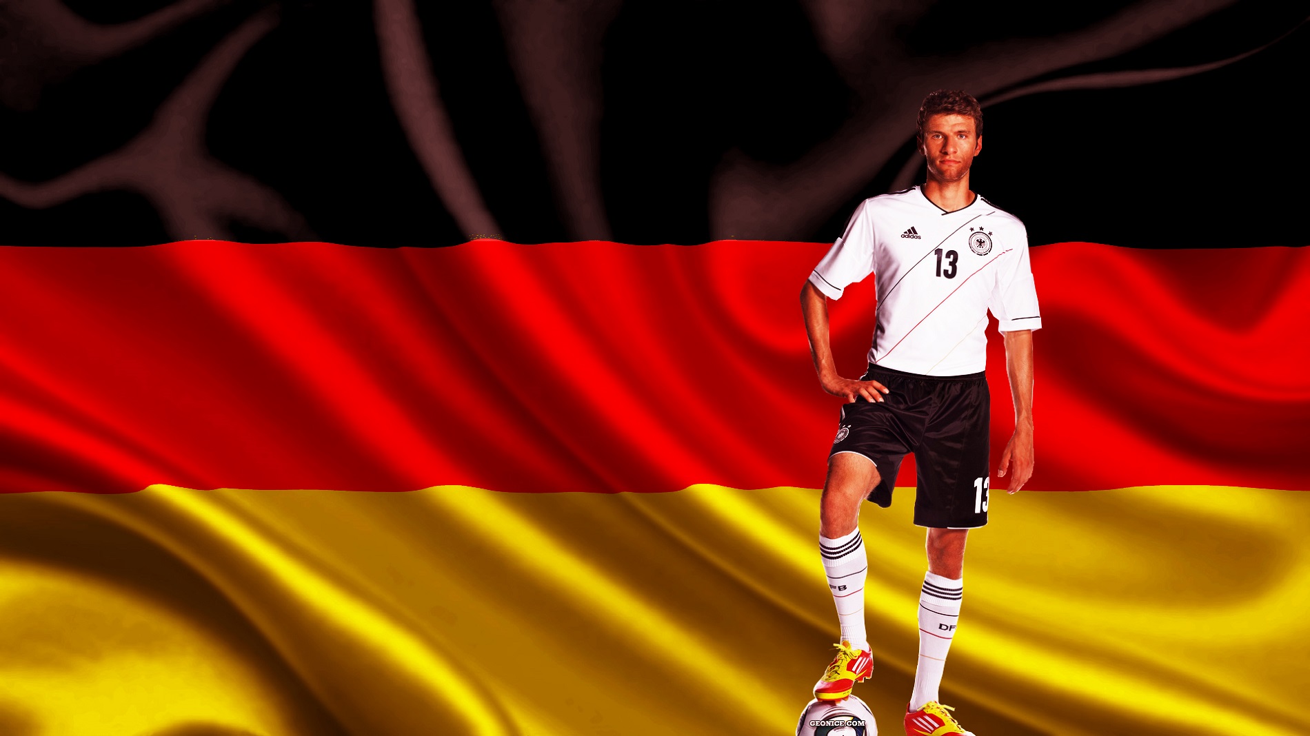 Thomas Muller With German Flag Awesome Hd Cool Wallpapers - Thomas Muller Germany Flag - HD Wallpaper 