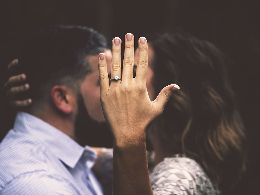 Man And Woman Kissing, Hand, Ring, Couple, Engagement, - Hombres Con Barba Y Su Novia - HD Wallpaper 