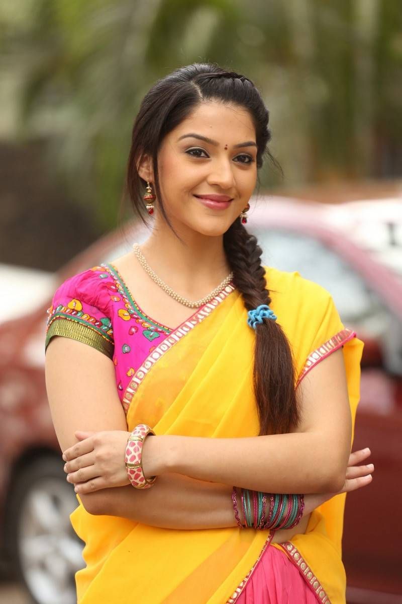 Mehreen Pirzada In Krishna Gadi Veera Prema Gadha - HD Wallpaper 