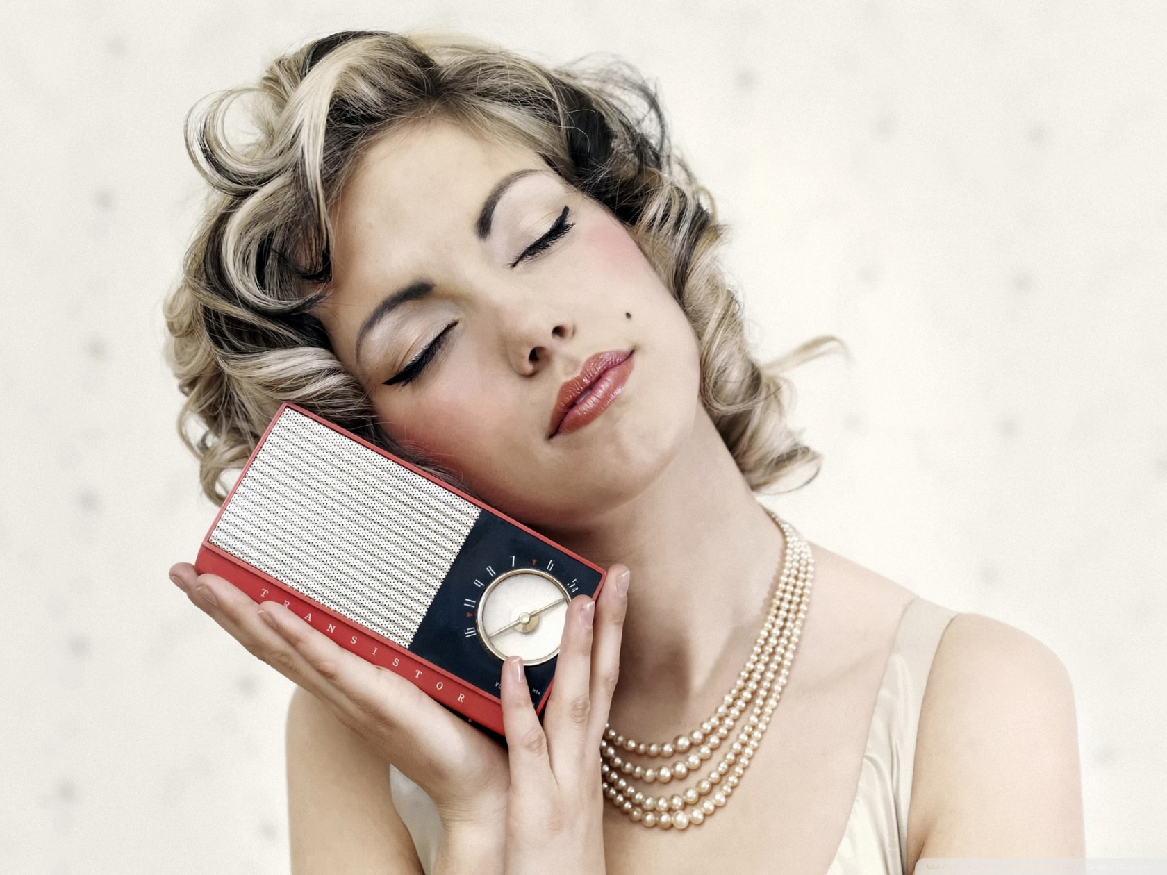 Girl With Radio Wallpaper Hd - HD Wallpaper 