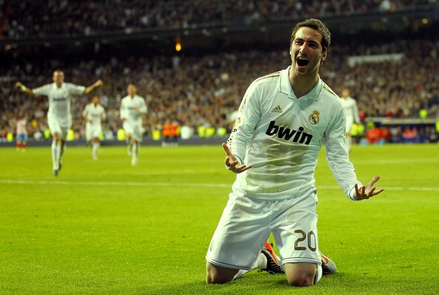 Feet Soccer Real Madrid Gonzalo Higuain Wallpaper - Santiago Bernabéu Stadium - HD Wallpaper 