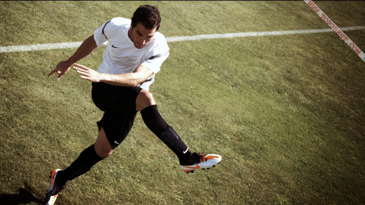 Gonzalo Higuain Hd Wallpaper - Kick Up A Soccer Ball - HD Wallpaper 