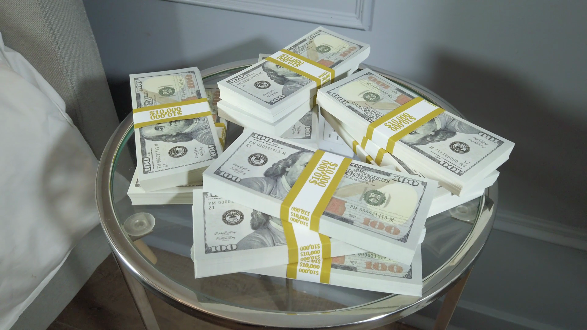 Cash rbk. Обои деньги. 750 Долларов Cash app. Money Stack Table. Money Table стол.