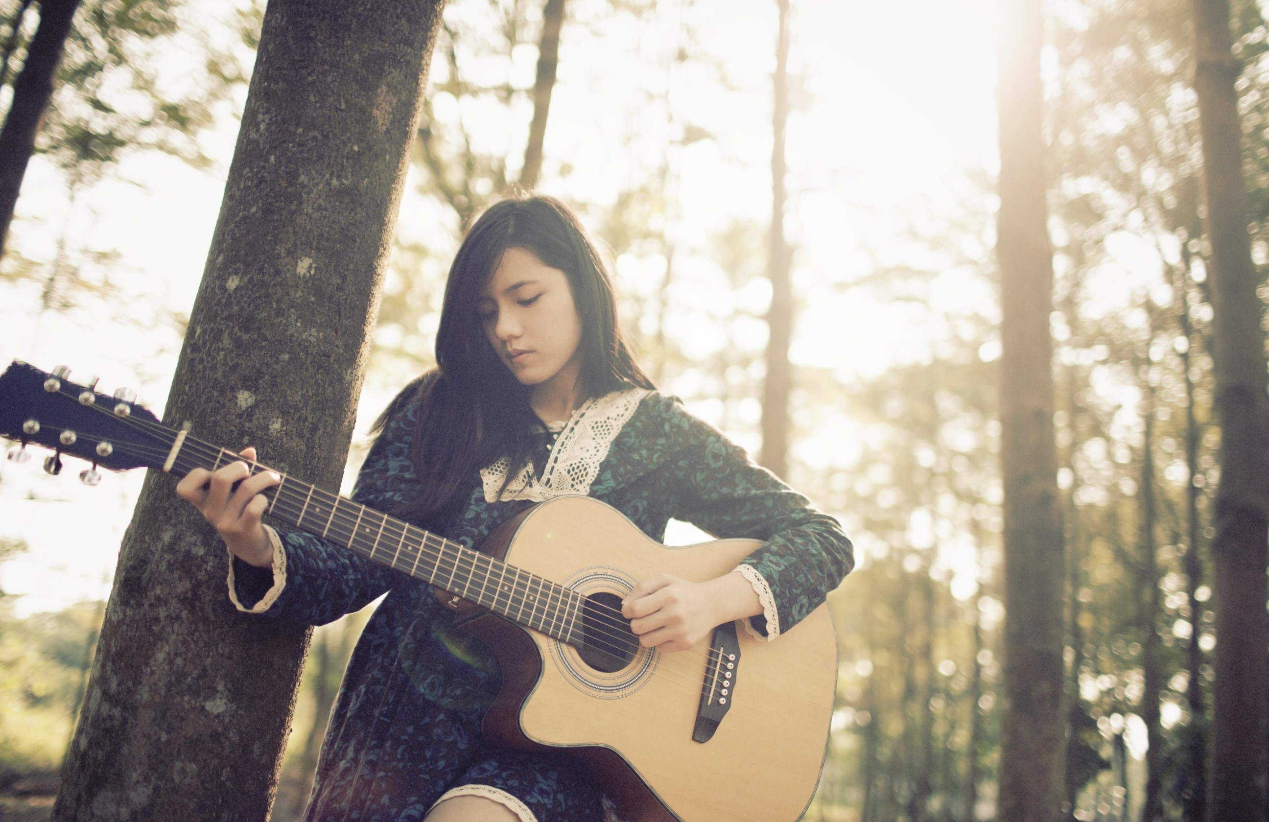 Women With Guitar - HD Wallpaper 