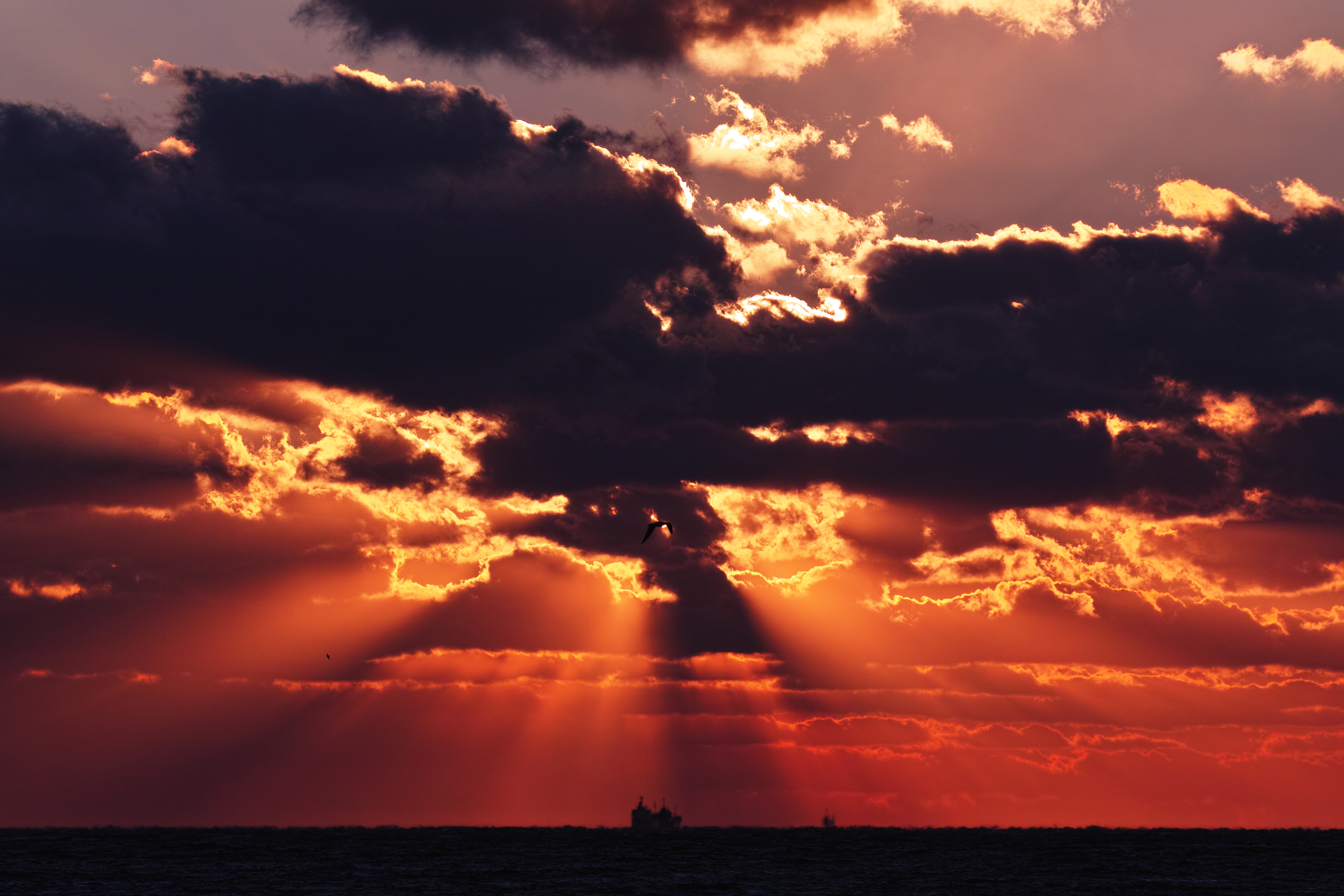 Wallpaper Sunset, Sea, Clouds, Dark, Dusk - HD Wallpaper 