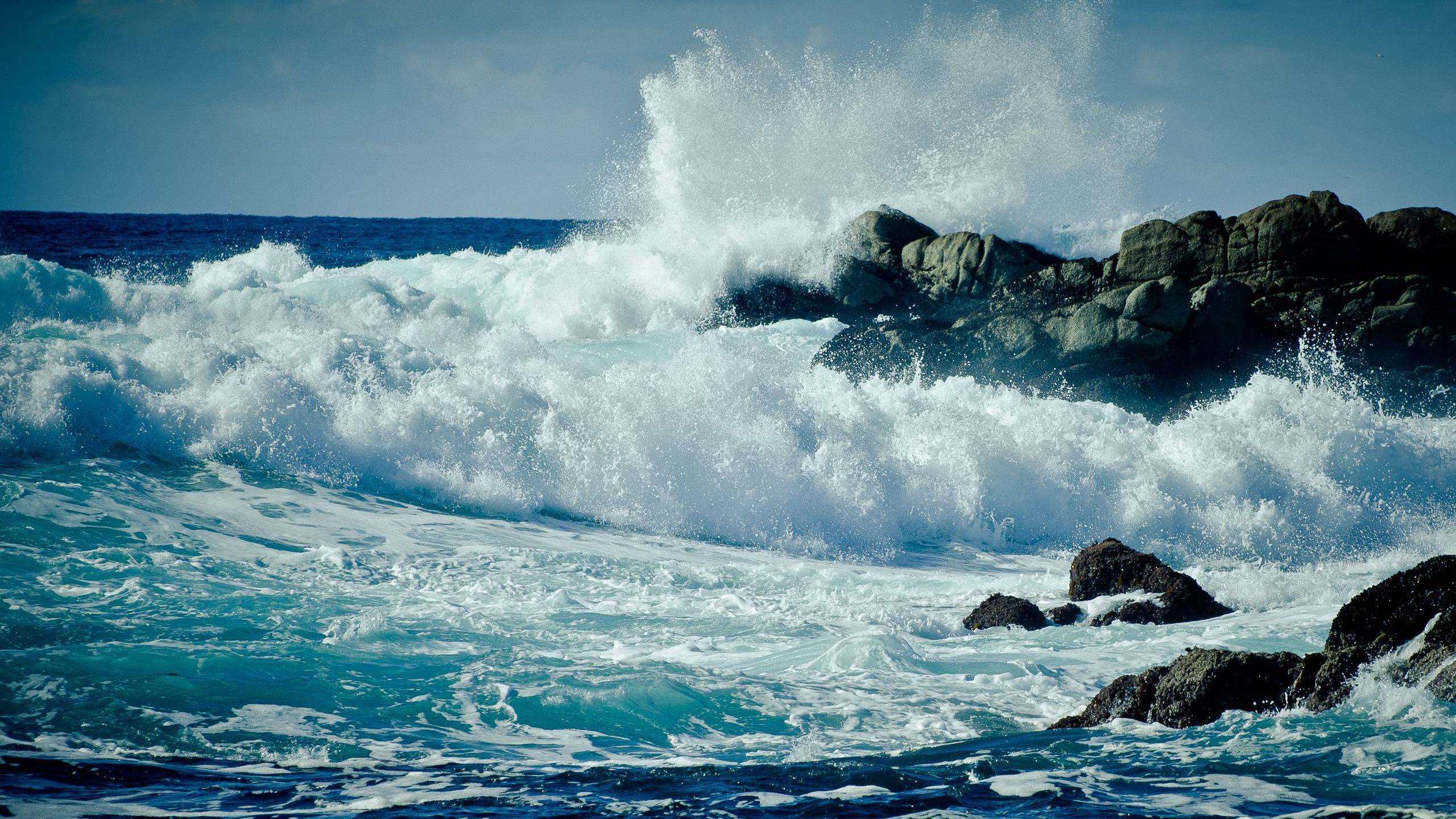 Ocean Waves Hitting Rocks - HD Wallpaper 