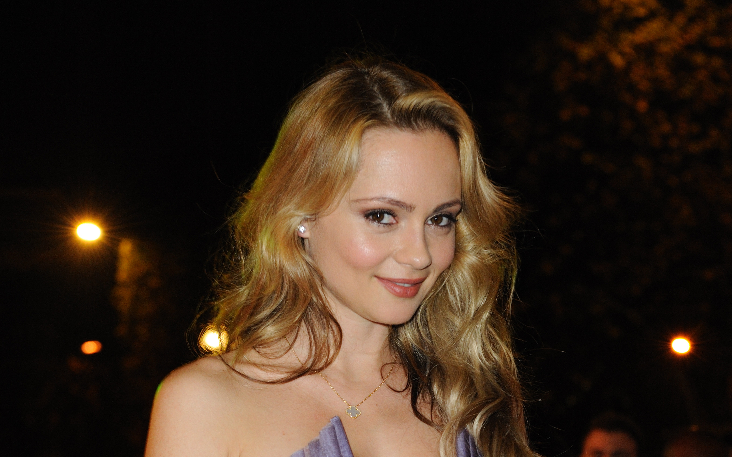 Beatrice Rosen - HD Wallpaper 