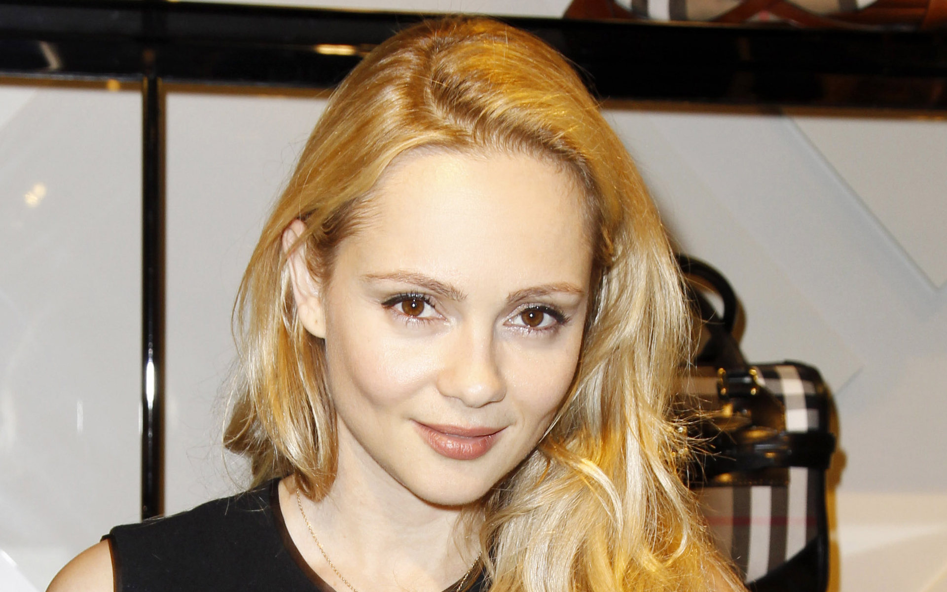 Beatrice Rosen - HD Wallpaper 