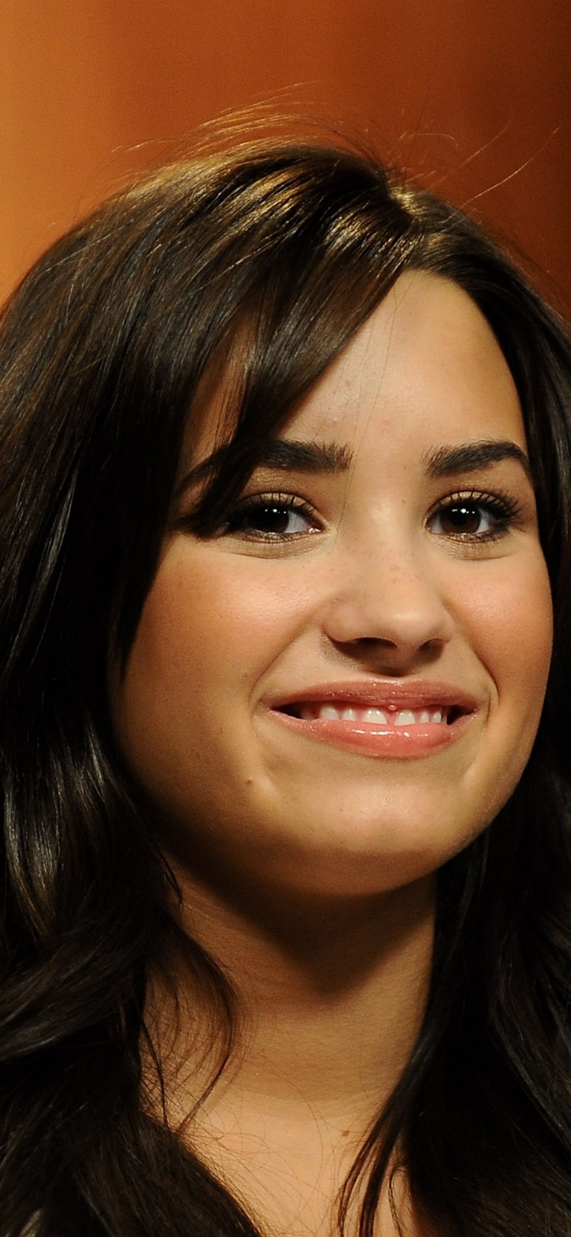 Demi Lovato, Smiling, Singer - Demi Lovato Loose Bangs - HD Wallpaper 