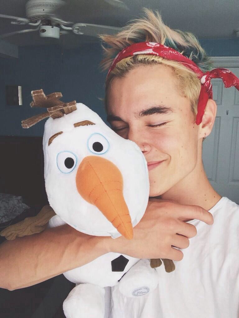 Kian Lawley - Kian Lawley With Olaf - HD Wallpaper 