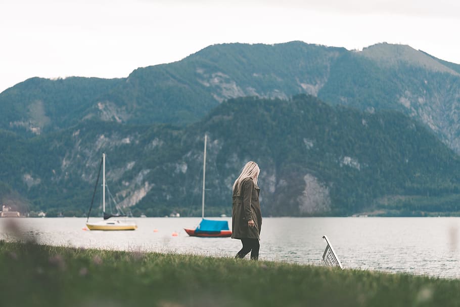 Young Woman Walking On The River Side In Fall, Alone, - Sandbagger Sloop - HD Wallpaper 