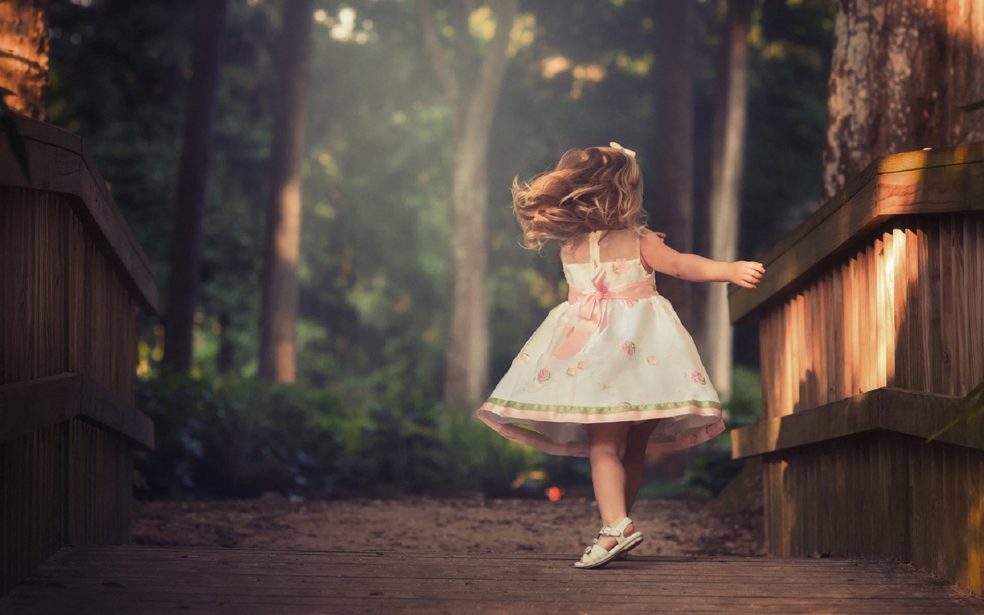 Little Girl - HD Wallpaper 