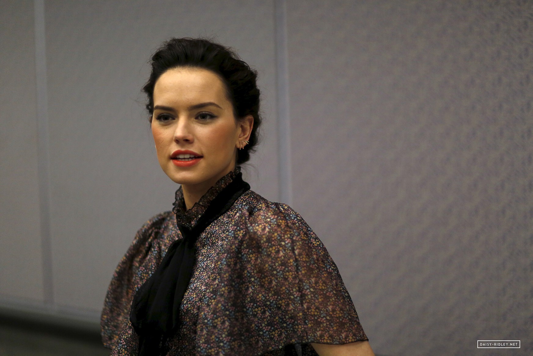 Star Wars - Daisy Ridley The Force Awakens Press Conference - HD Wallpaper 