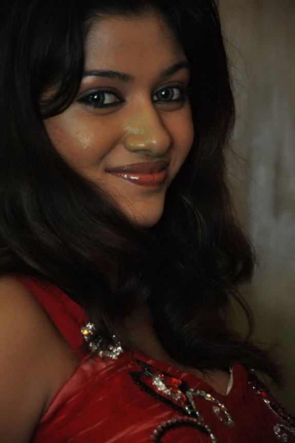 Oviya Close Up Hot - HD Wallpaper 