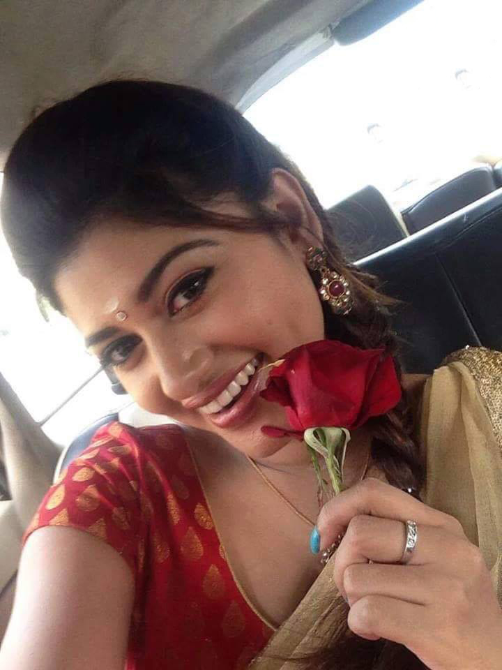 Oviya 90 Ml Hot - HD Wallpaper 