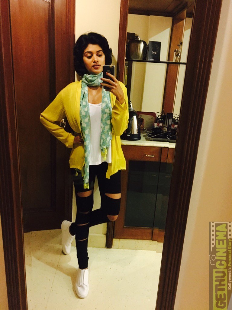 Oviya - Oviya Personal - HD Wallpaper 