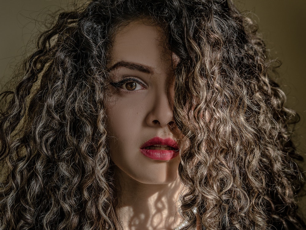 Beautiful Curly Hair Girl - HD Wallpaper 