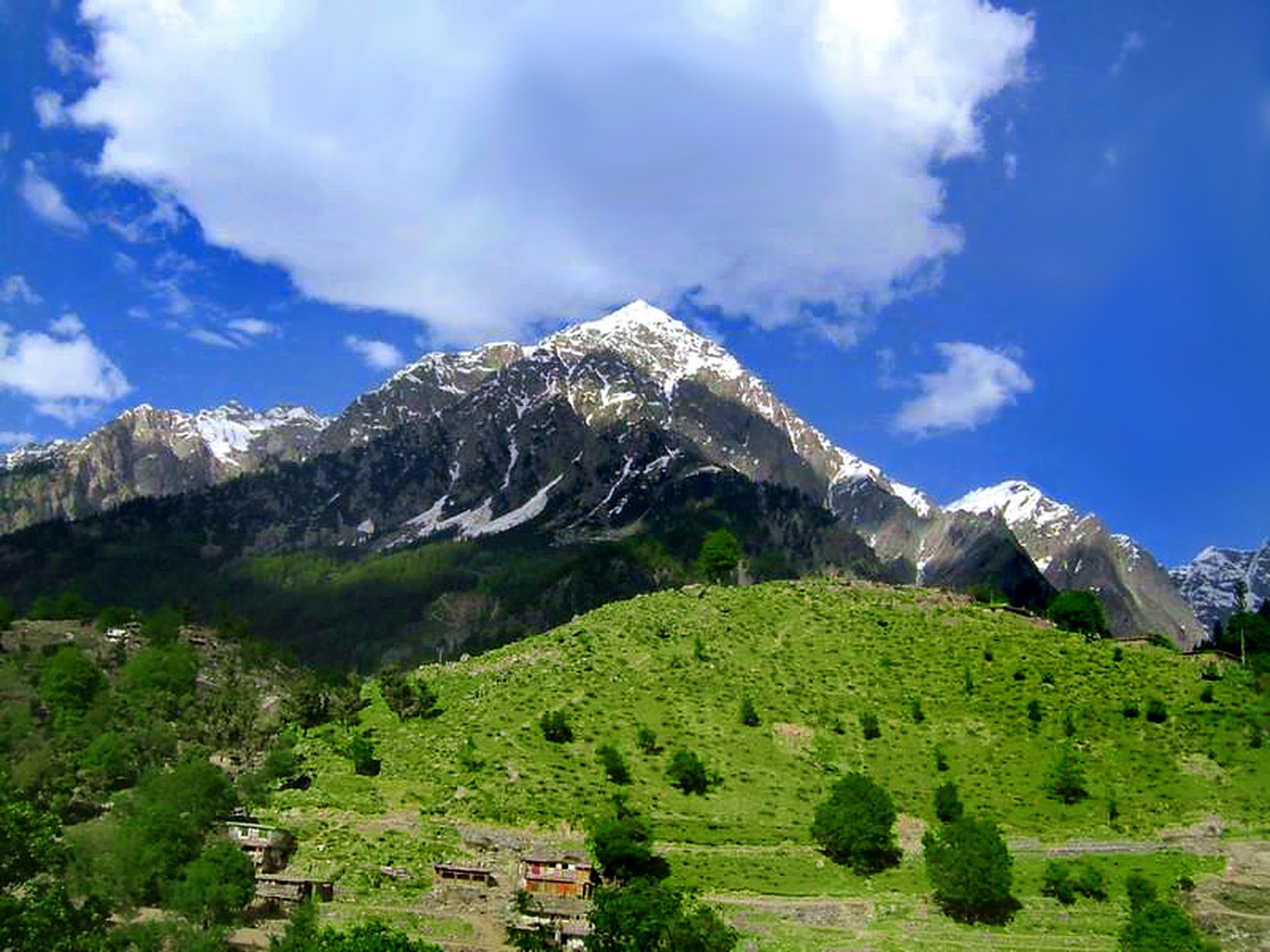 Beautiful Scene Of Mountains - HD Wallpaper 