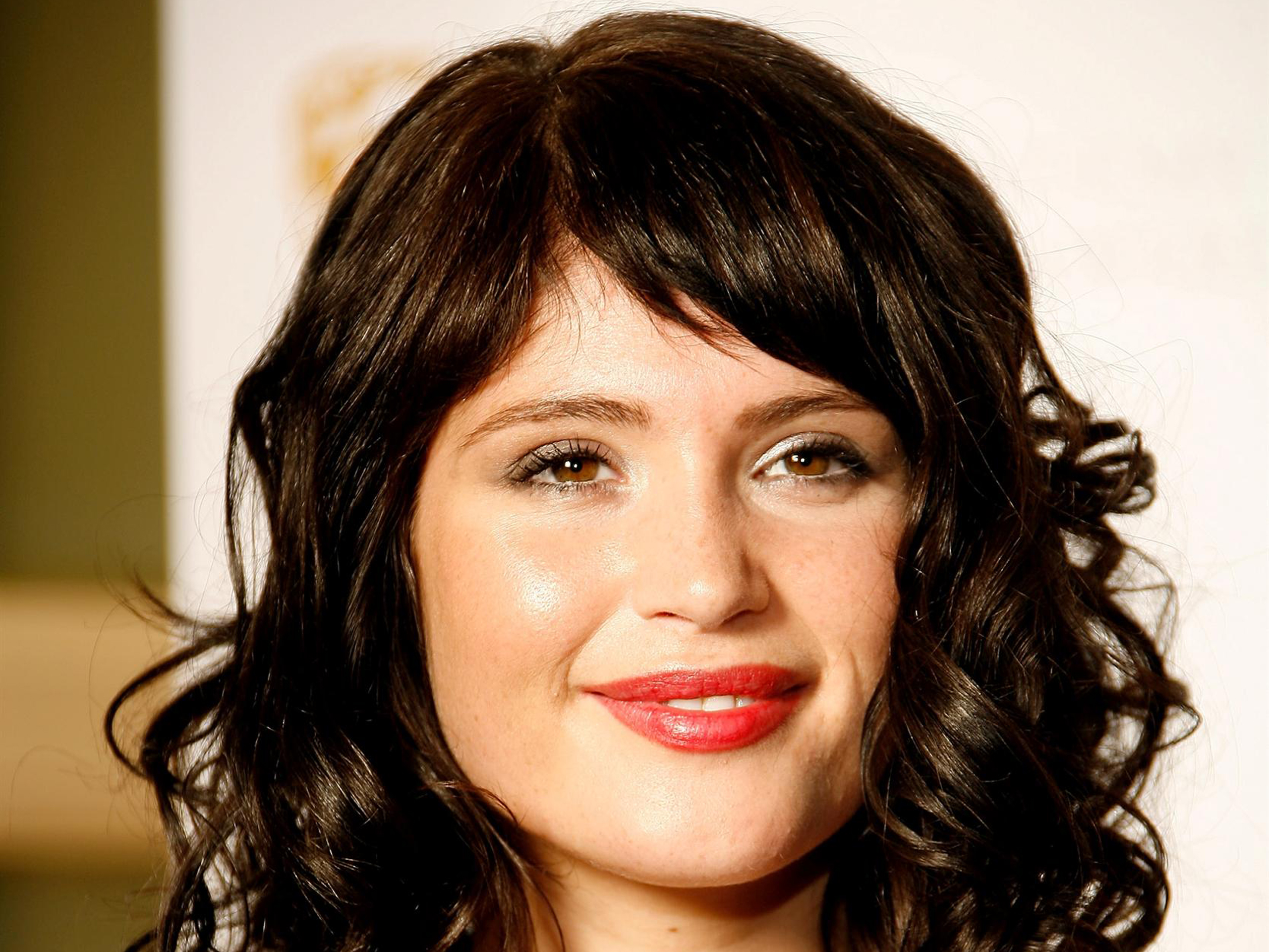 Gemma Arterton Curly Hair - HD Wallpaper 