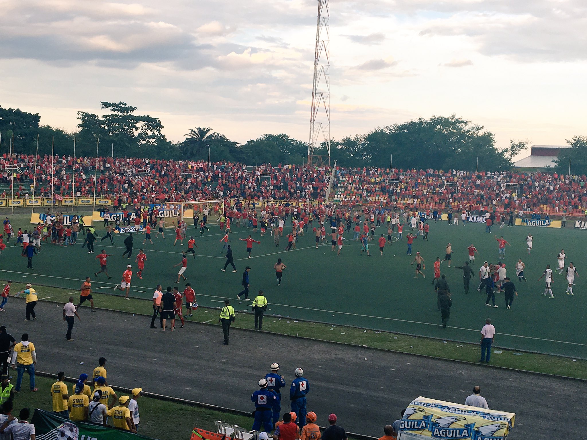 Los Hinchas De América De Cali Invadieron El Campo - Soccer-specific Stadium - HD Wallpaper 
