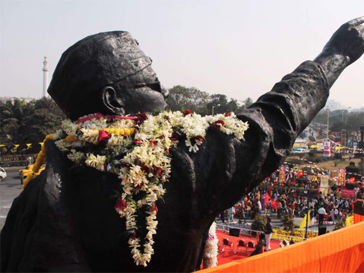 Apart From A Family Portrait, There S A Photograph - Meeting For Netaji - HD Wallpaper 