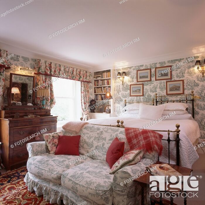 Toile De Jouy Sofa In Comfortable Bedroom With Wallpaper - Living Room - HD Wallpaper 