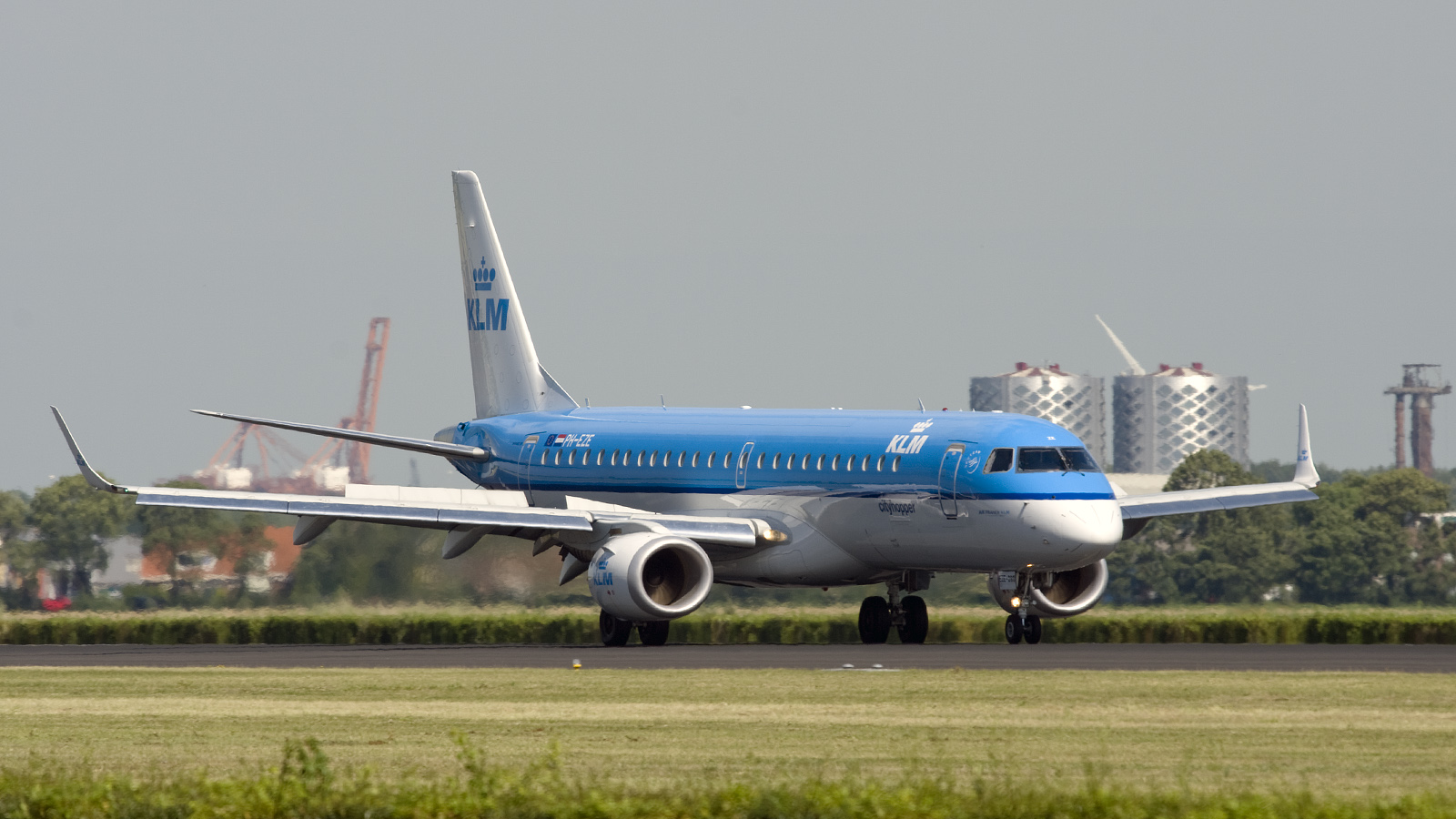 Embraer, Erj 190, Embraer Erj 190, Embraer Erj - Boeing 737 Next Generation - HD Wallpaper 