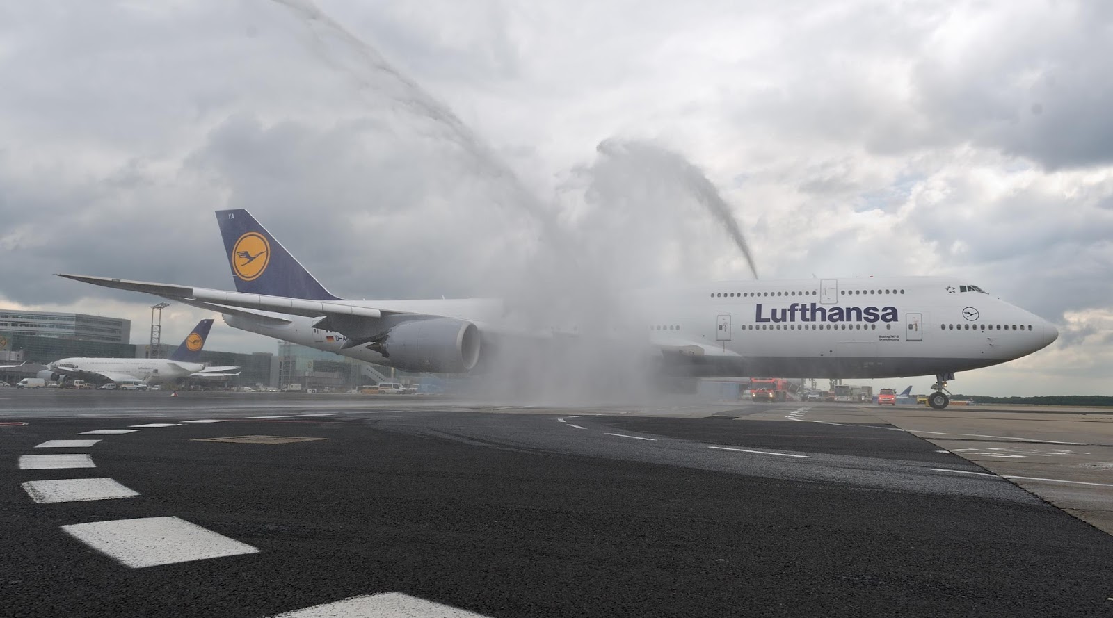 Lufthansa Boeing 747-8 Water Salute - Boeing 747-8 - HD Wallpaper 