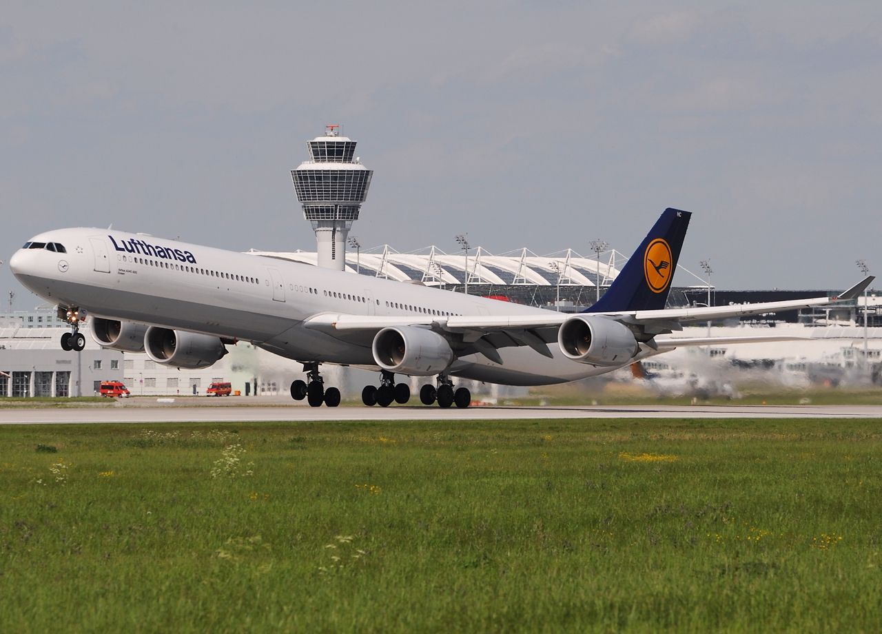 Lufthansa Airbus A340-600 Rotating Takeoff - A340 300 South African Airways - HD Wallpaper 