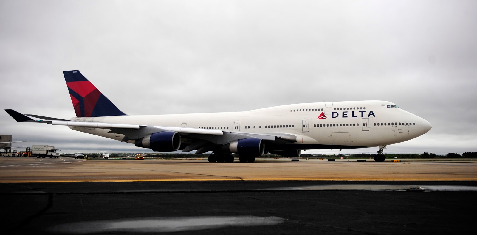 Delta Airlines Boeing 747-400 Sit On The Ground - Delta Boeing 747 400 - HD Wallpaper 