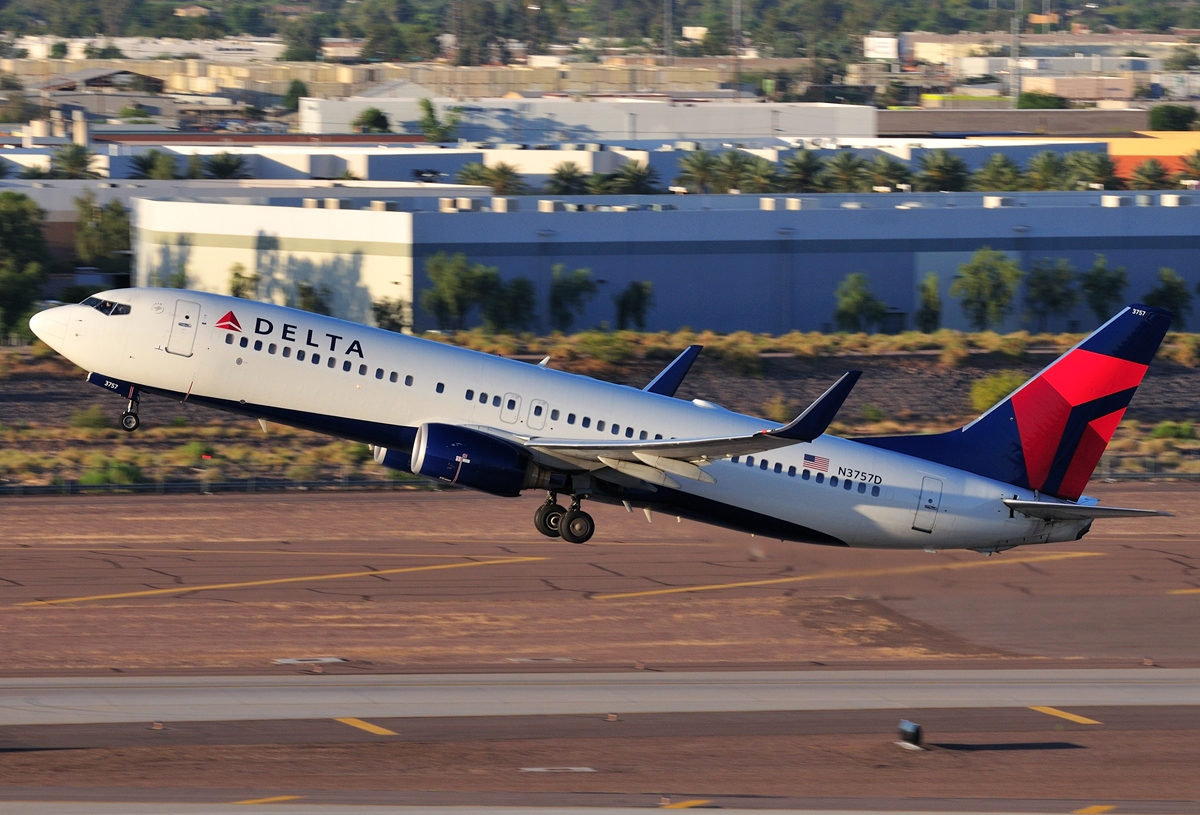 Delta Airlines Boeing 737-800 Sunset Takeoff - Boeing 737 Next Generation - HD Wallpaper 