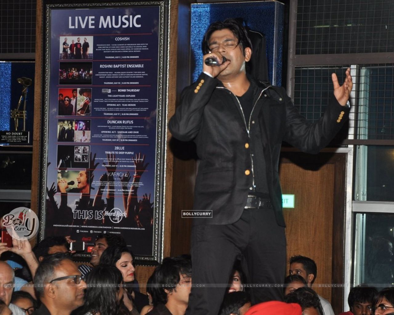 Ankit Tiwari Performing At His Live Concert Size - Performance - HD Wallpaper 