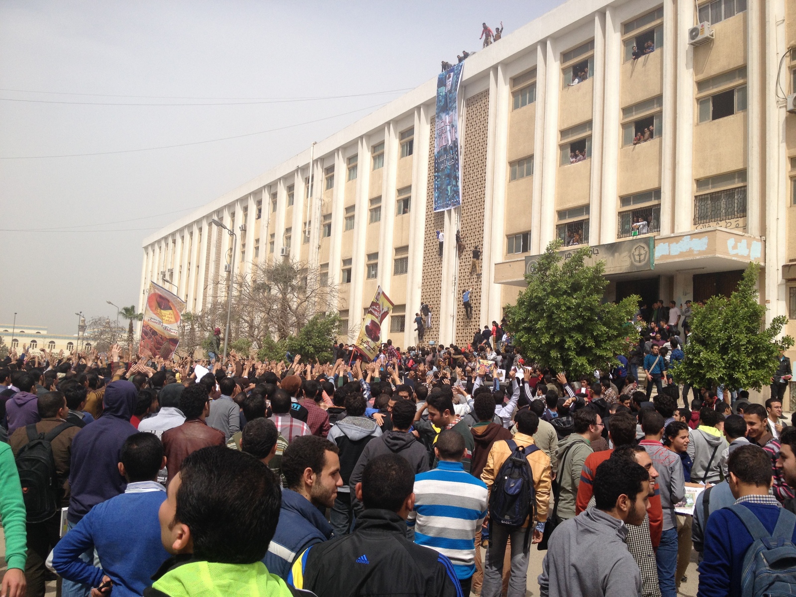 Students Sit Outside A Campus Building At Al-azhar - Campus Al Azhar University Cairo - HD Wallpaper 