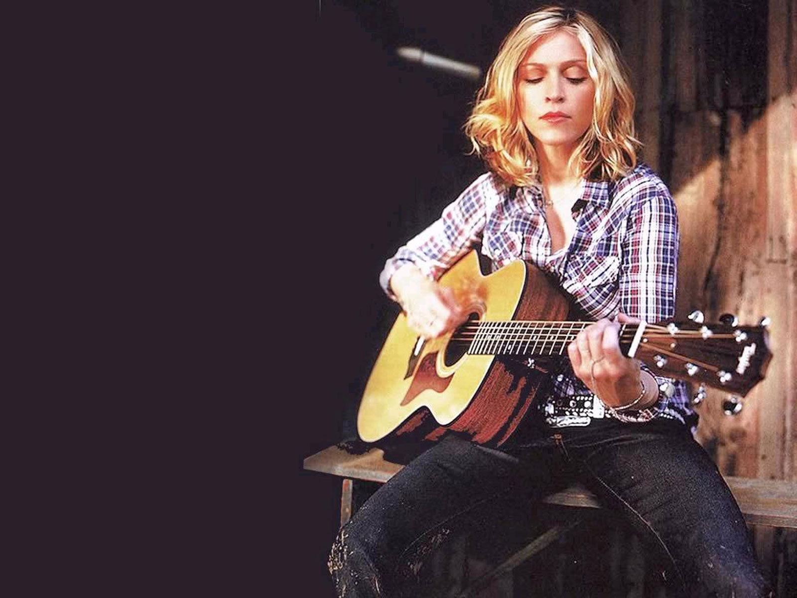 Madonna Playing Acoustic Guitar - HD Wallpaper 