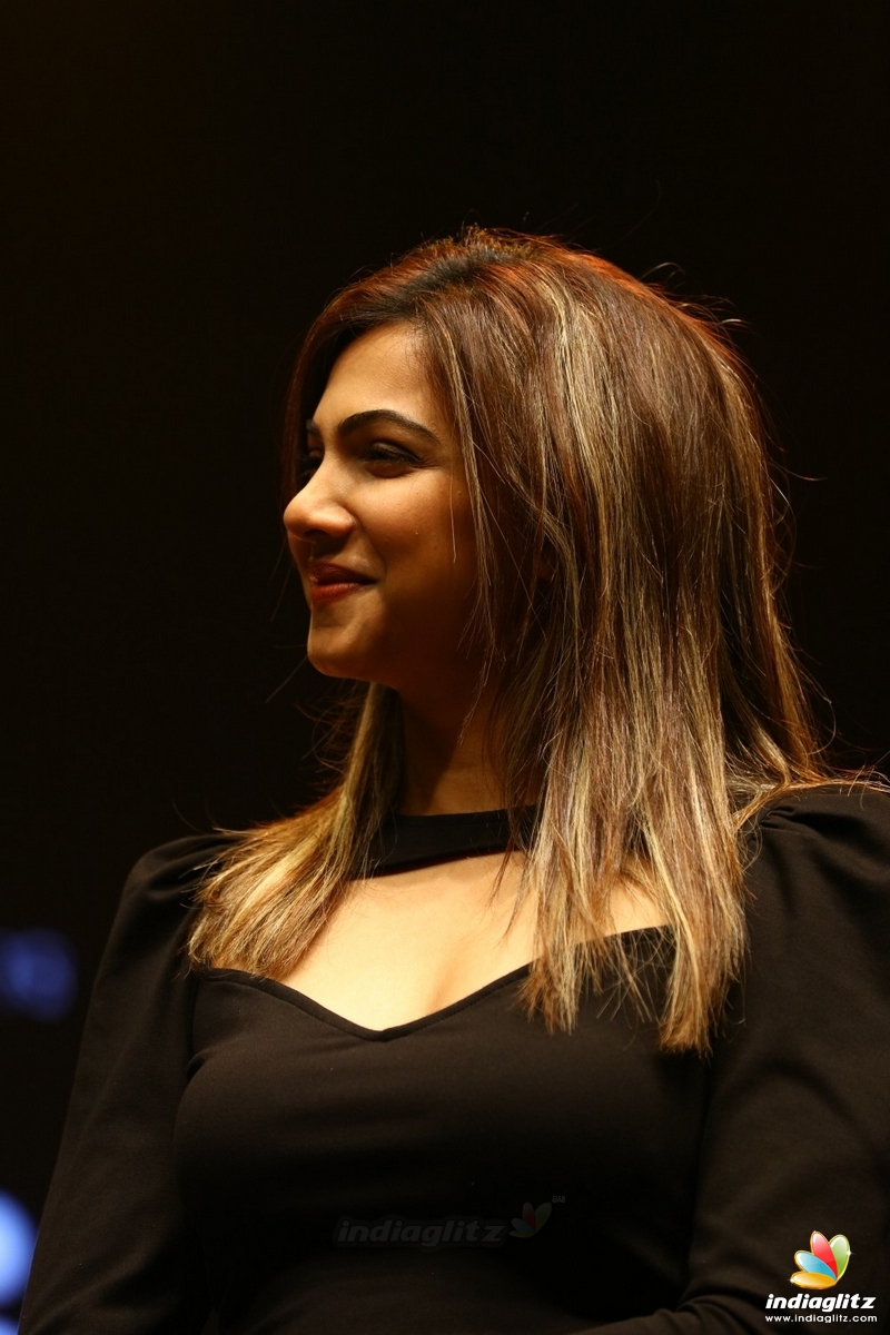 Madonna Sebastian - Madonna Sebastian Leg - HD Wallpaper 