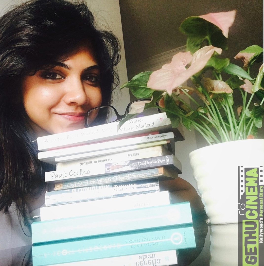 Madonna Sebastian - Madonna Sebastian With Books - HD Wallpaper 