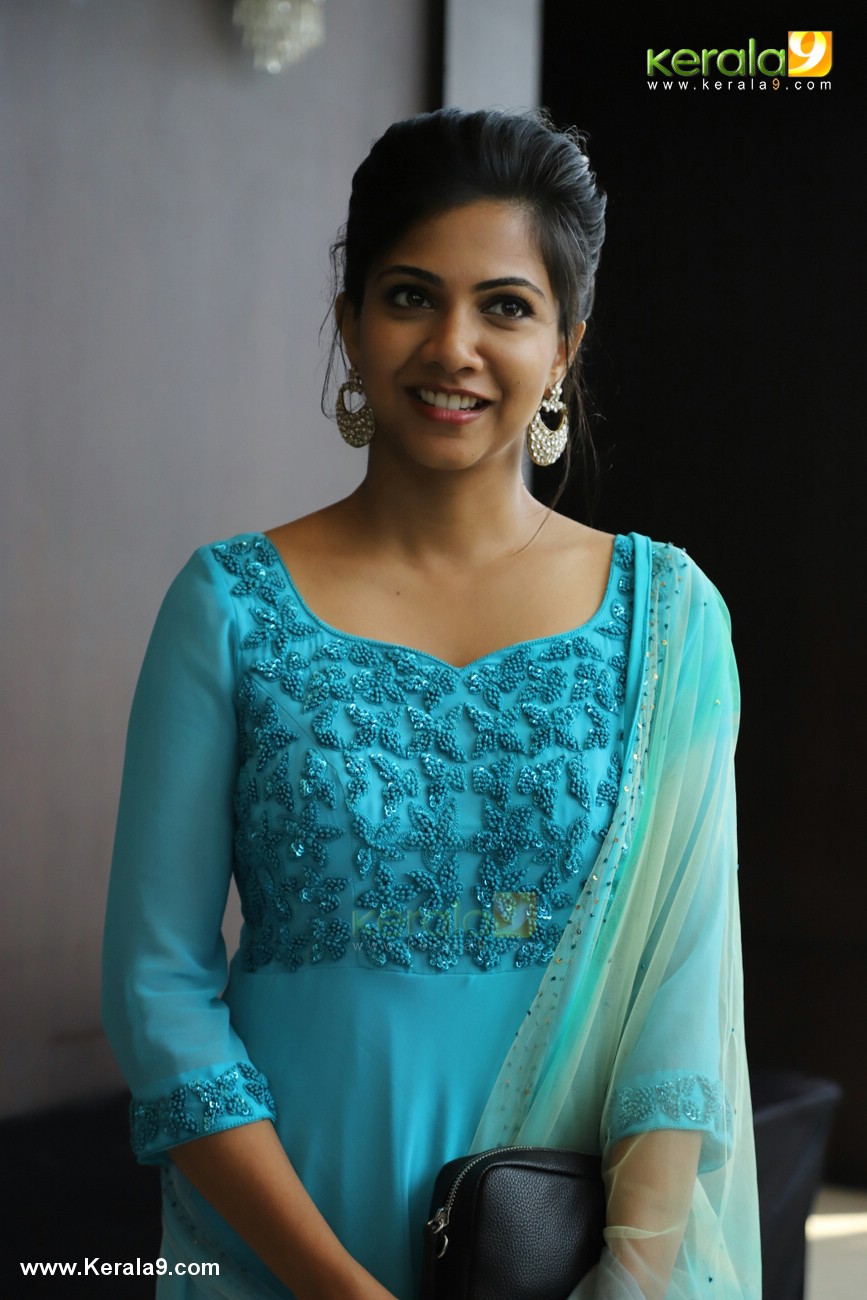 Madonna Sebastian Iblis Malayalam Movie Pooja Photos - Madonna Sebastian Images Hd - HD Wallpaper 