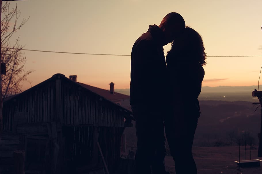 Silhouette Of A Man And Woman About To Kiss, Photo, - Black Couples In The Sunset - HD Wallpaper 