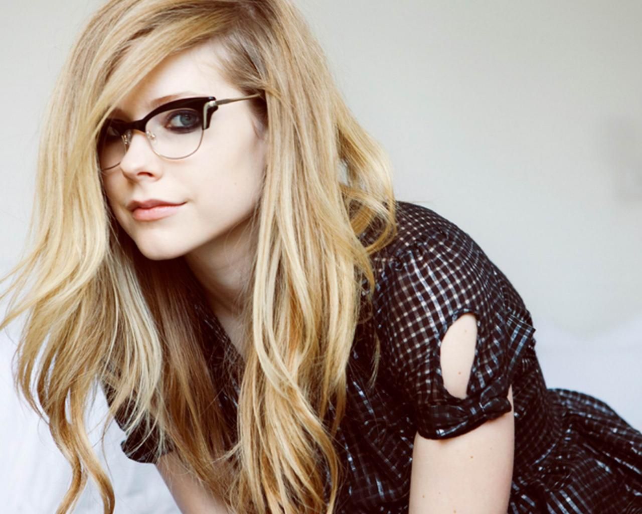 Avril Lavigne Glasses - HD Wallpaper 