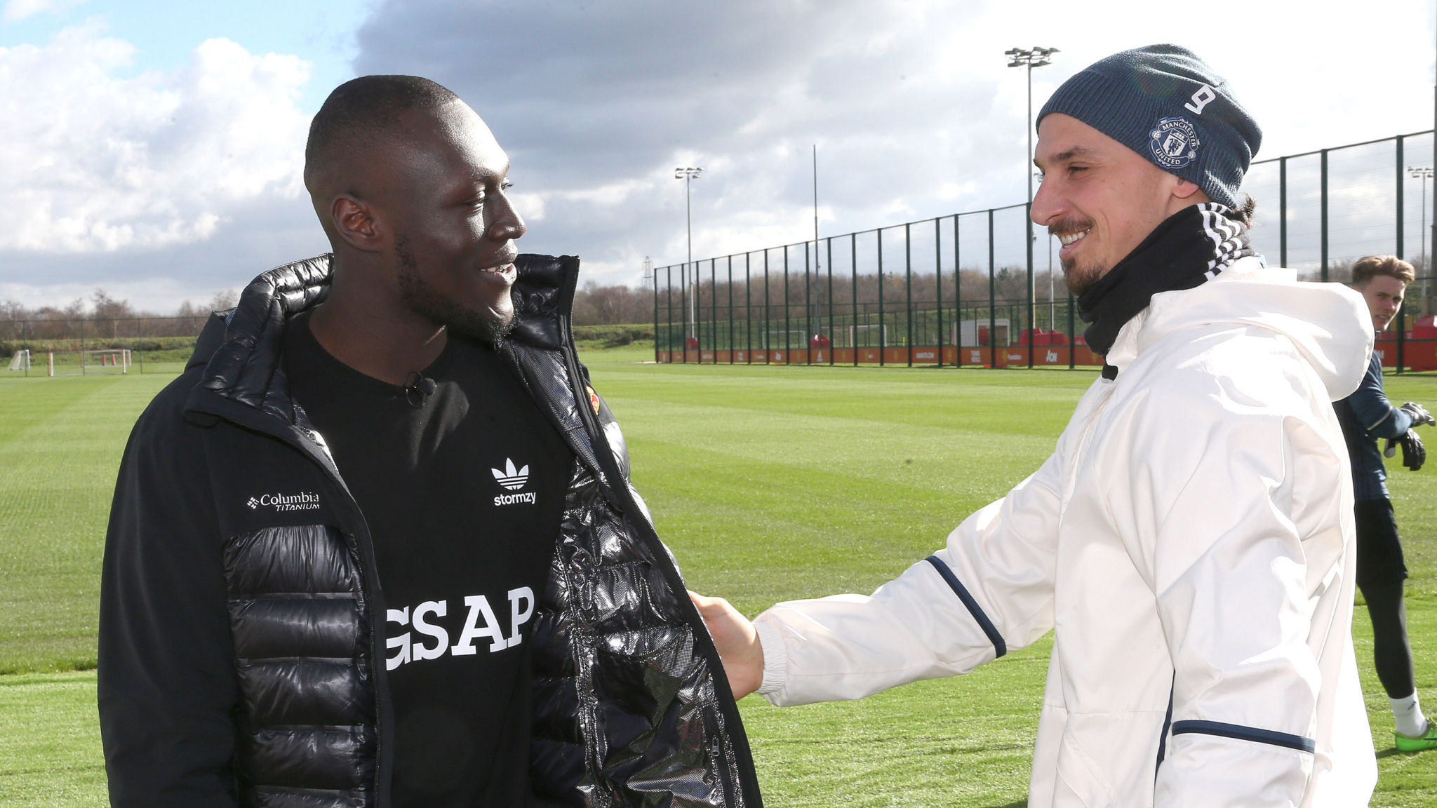 Zlatan Ibrahimovic Stops To Say Hello To Stormzy - Stormzy Height Ft - HD Wallpaper 