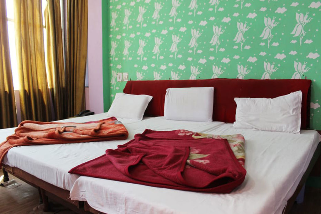 Maharaja Deluxe Hotel Haridwar - Bedroom - HD Wallpaper 