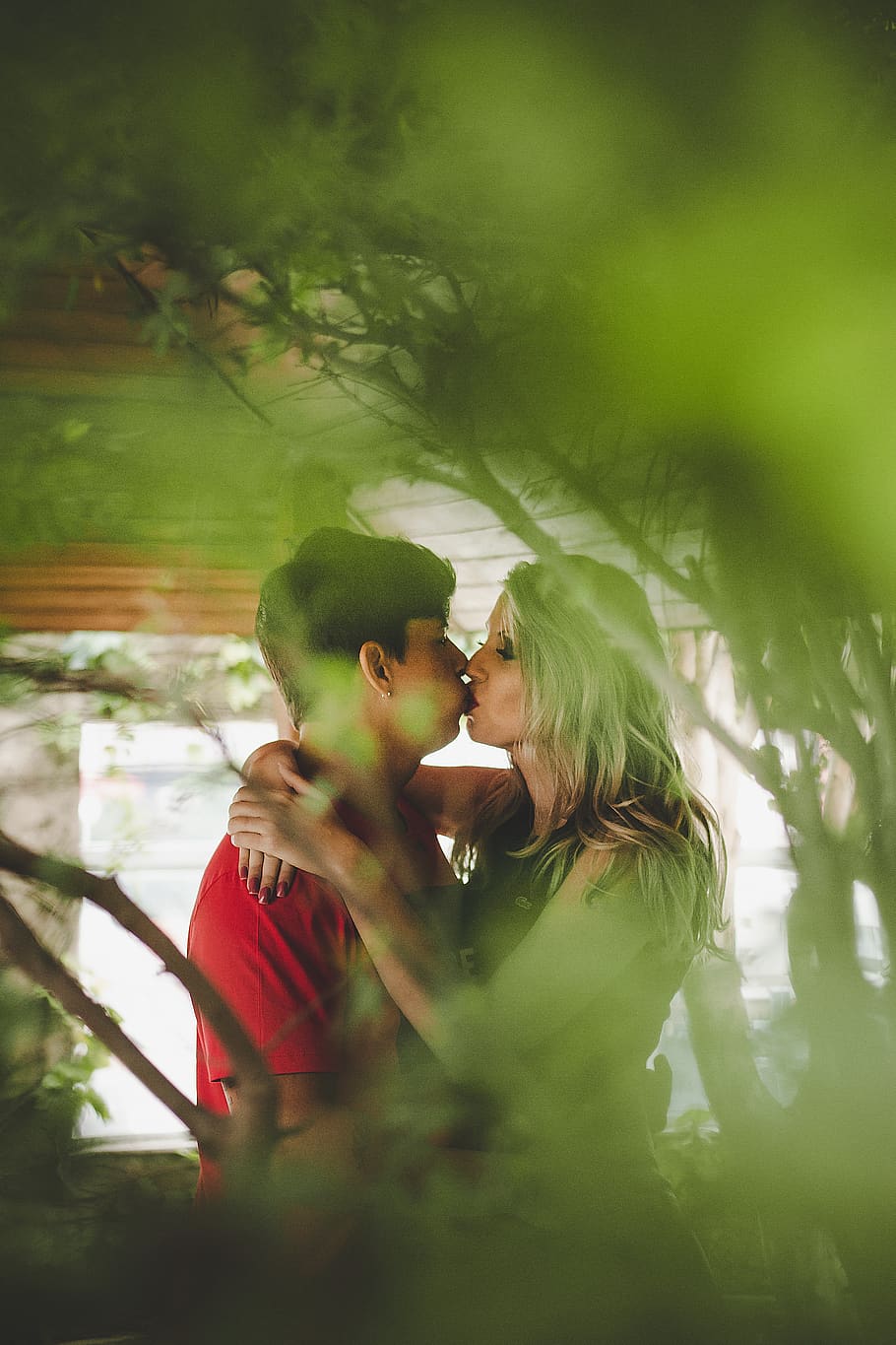 Selective Focus Photo Of Kissing Couple, Embrace, In - Romance - HD Wallpaper 