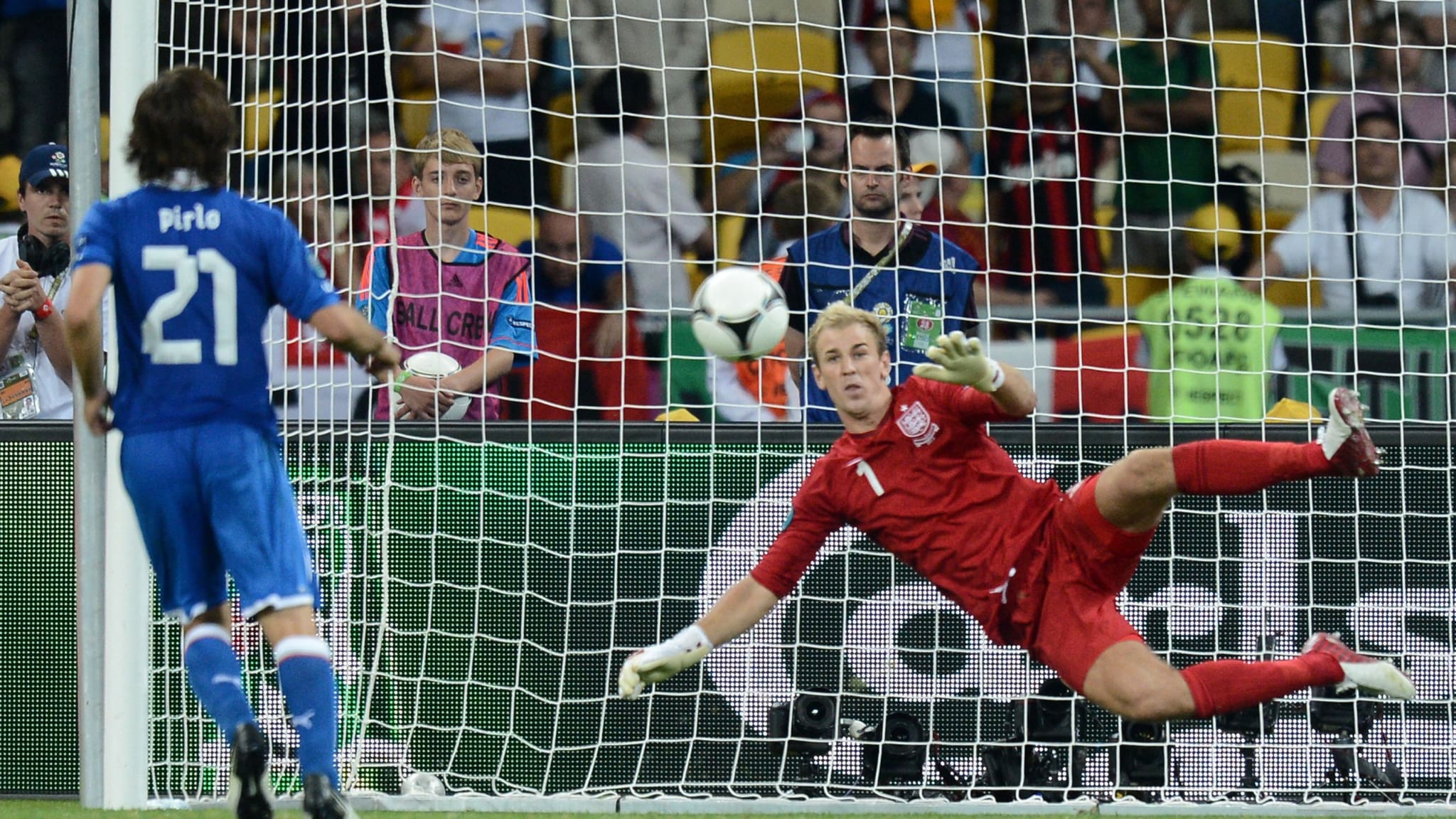 English Goalkeeper Joe Hart Dives As Italian Midfielder - Pirlo Penalty - HD Wallpaper 