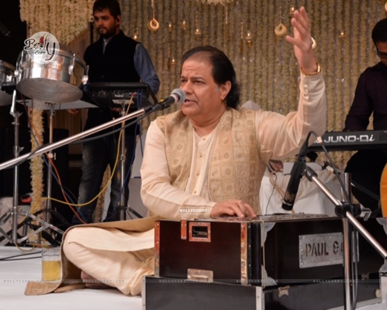 Anup Jalota Performs At Saurabh And Nasreen Daftary - Performance - HD Wallpaper 